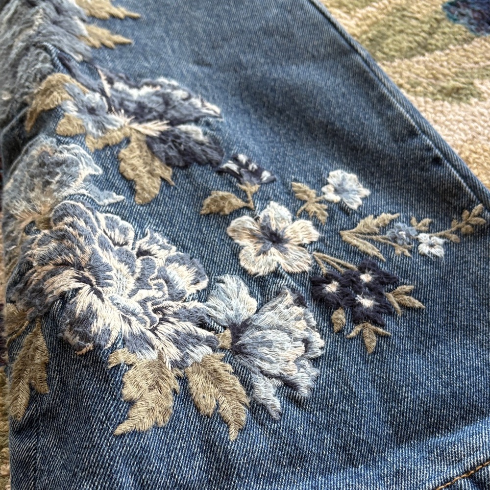 Floral Embroidered Women's Jeans - Picture 3 of 6